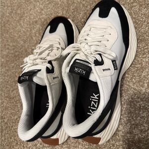 Kizik - Men's Black and White Sneakers